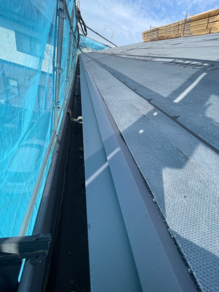 唐草スターター取り付け<br />
（屋根カバー工事の際に一番最初に取り付ける金物です。）<br />
<br />
※既存の雨どいを交換しなくても雨水が雨どいに流れるように、セットバックスターターという唐草を使用しています。通常の唐草でカバー工法を行うと、雨水が雨どいに流れなくなる可能性があるため、こちらを使用します。